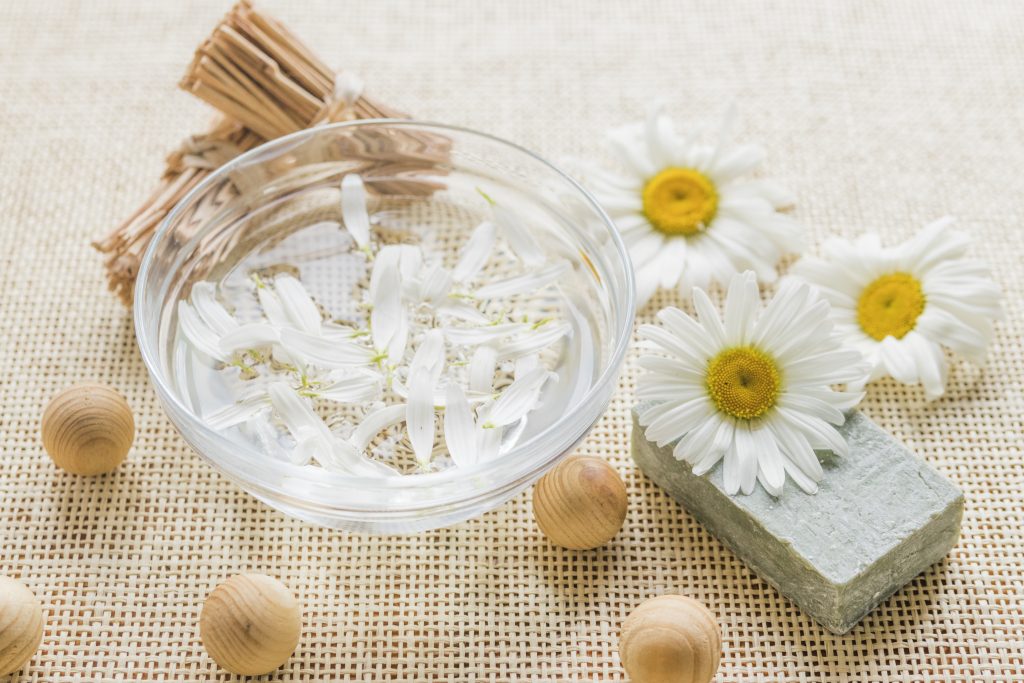 Đặt chậu nước trong phòng ngủ sẽ làm không khí trở nên mát mẻ hơn