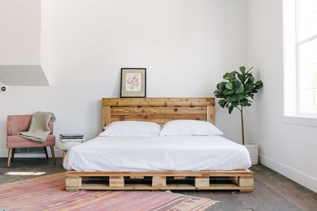 Sử dụng tấm pallet làm bệ đỡ cho nệm cũng là ý tưởng tuyệt vời