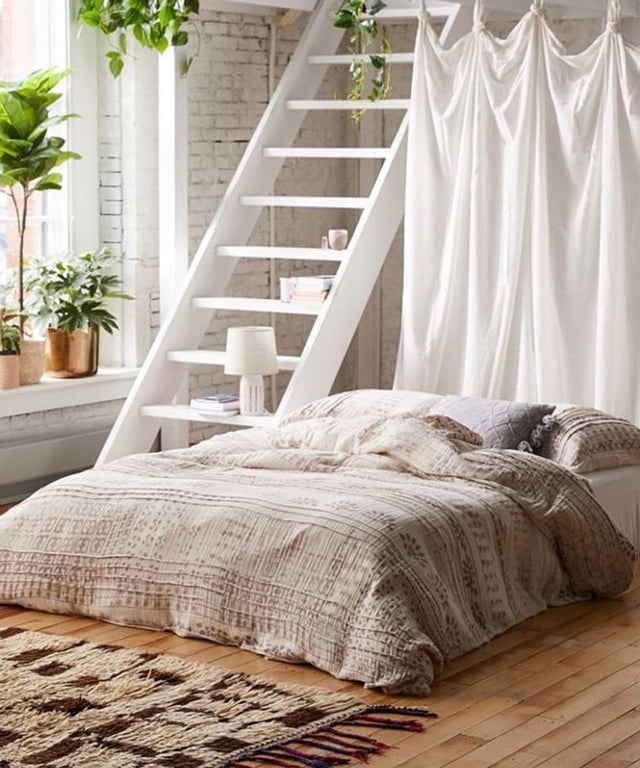 Sử dụng rèm cửa như đầu giường cũng là cách để nệm trở nên nổi bật