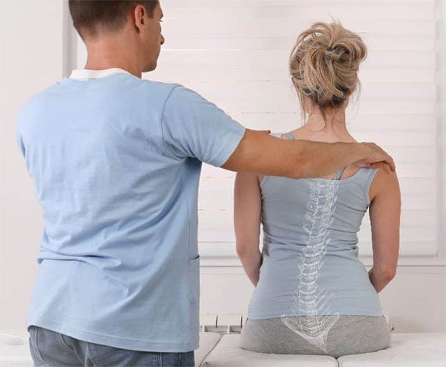 Ngủ nằm sấp dễ bị quẹo cột sống gây đau lưng
