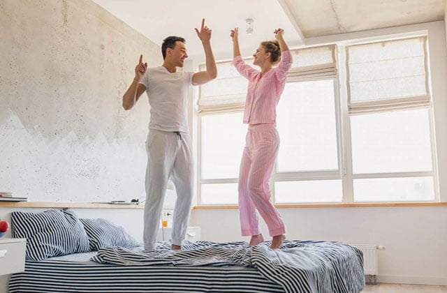 Lăn hoặc đi nhiều trên nệm sẽ giúp bạn làm quen với nệm mới nhanh hơn