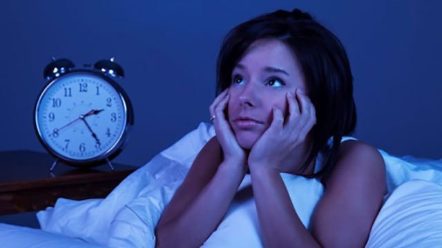 Bị khó ngủ khi nằm trên tấm nệm quá cũ