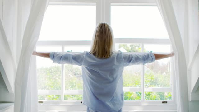 Mở cửa sổ sẽ giúp mùi hôi trong phòng ngủ bay ra ngoài