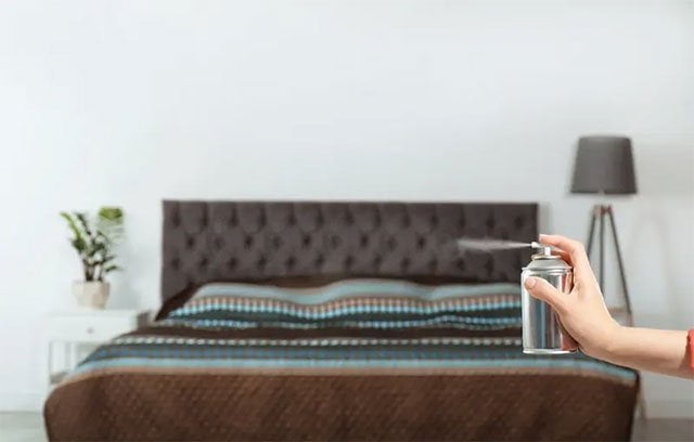 Dùng nước xịt phòng để án đi mùi hôi khó chịu trong phòng ngủ