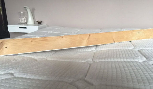 Nệm có dấu hiệu bị lún rõ rệt bạn nên thay mới