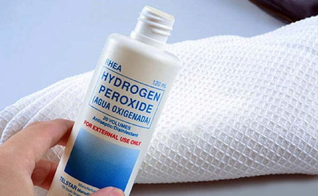 Dùng oxy già để tẩy trắng ga giường rất tốt