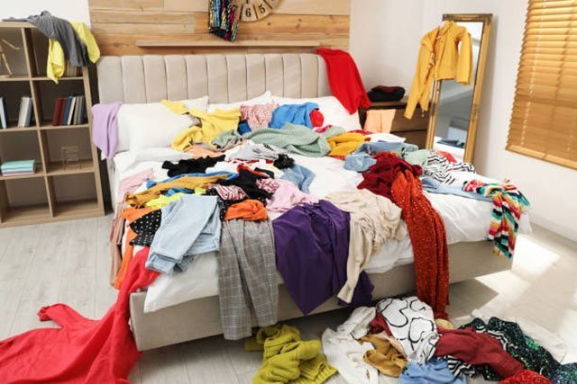Quần áo bẩn để trong phòng ngủ sẽ gây mùi rất khó chịu
