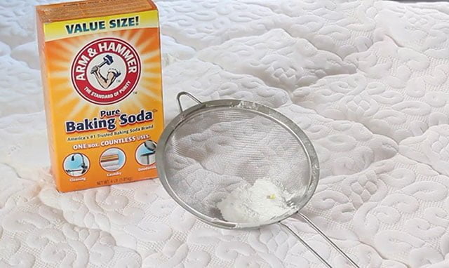 Khử mùi hôi trên nệm bằng baking soda