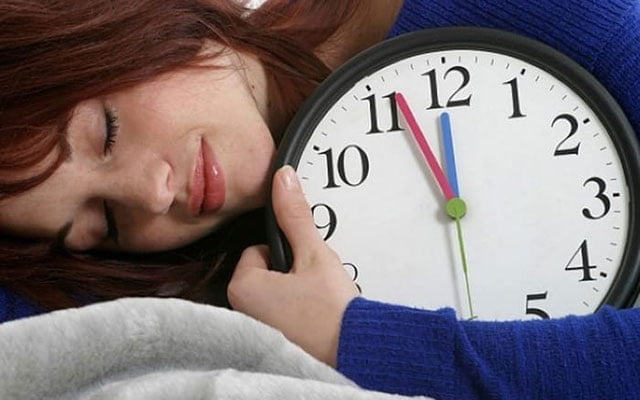 Nên đặt báo thức khi ngủ trưa để đảm bảo bạn ngủ không quá giấc