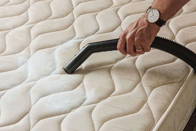 Hút bụi bẩn bám trên nệm