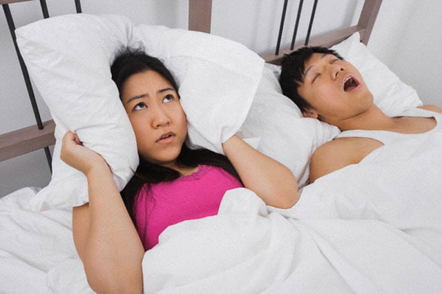 Ngủ nằm ngửa cũng khiến cho bạn ngủ ngáy