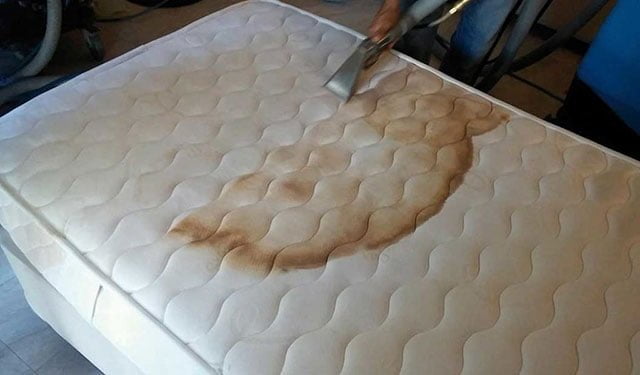 Tẩy vết bẩn do mồ hôi lưu lại trên nệm