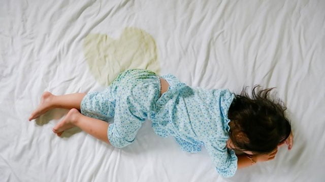 Tẩy vết bẩn do nước tiểu trẻ em