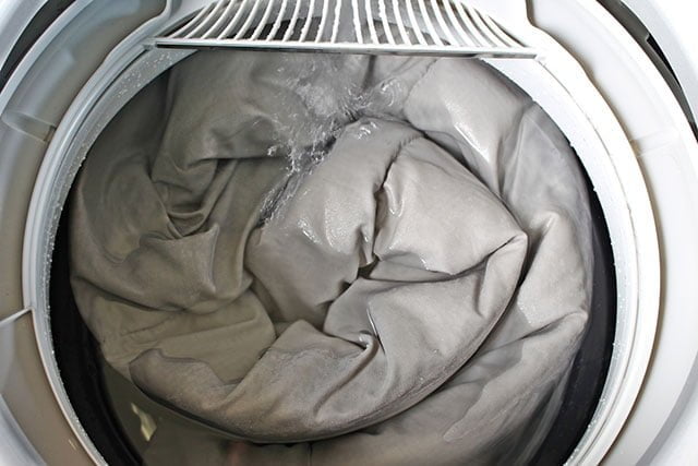 Ngâm ga trải giường trước khí giặt