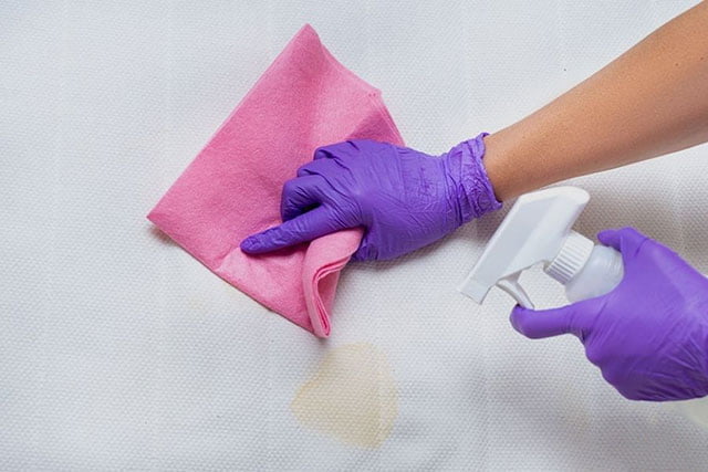 Dùng nước lạnh rửa vùng bị dính vết máu
