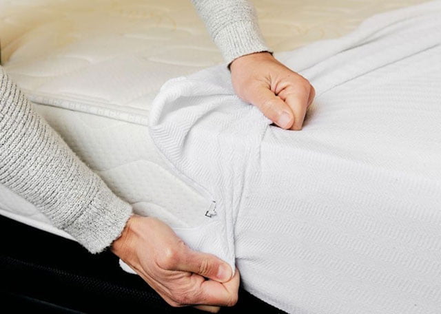 Tháo ga trải giường ngay khi bị dính máu