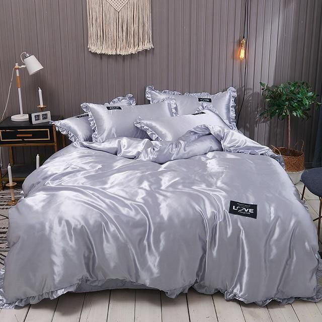 Vải Satin thường có đặc điểm mỏng nhẹ, mềm mại, và có khả năng điều hòa nhiệt độ hiệu quả