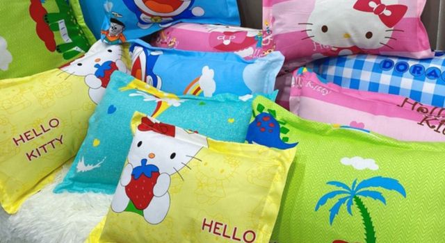Các bậc cha mẹ cũng nên chọn vỏ áo gối để bảo vệ gối cũng nhưng dễ vệ sinh để đảm bảo an toàn cho bé