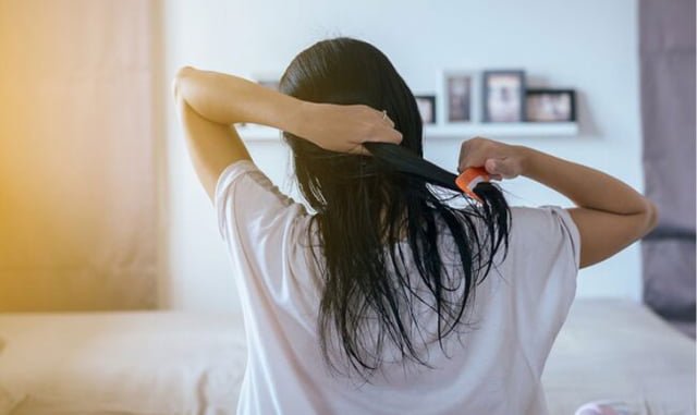 Bạn nên tắm rửa sạch sẽ trước khi ngủ để loại bỏ bụi bẩn, da chết sẽ giúp ga giường của bạn sạch lâu hơn