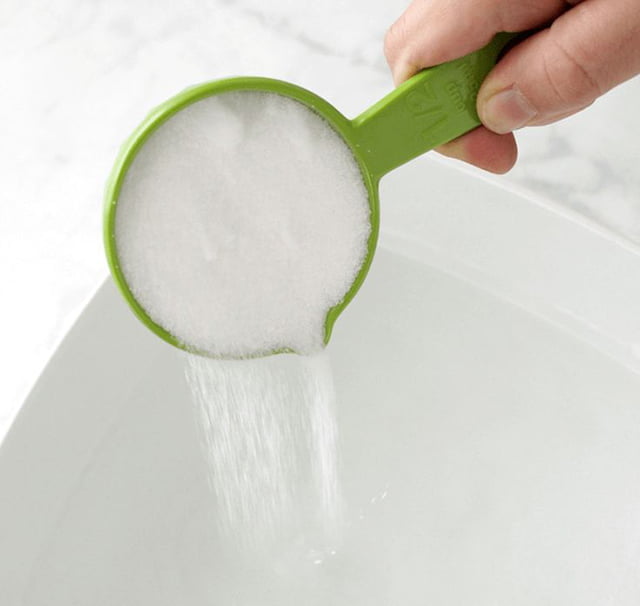 tay bay moi vet ban cung dau voi han the va baking soda