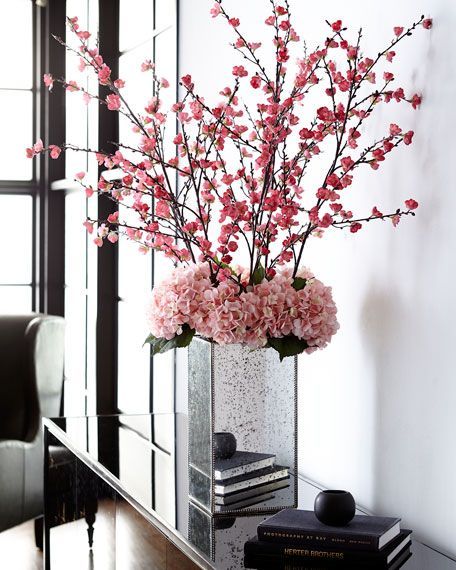 Dùng hoa dào để trang trí tết