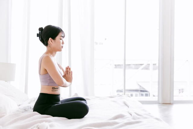 Ngồi thiền, nghe nhạc nhé giúp đầu óc thư giãn sẽ hạng chế được tình trạng ngủ gặp ác mộng