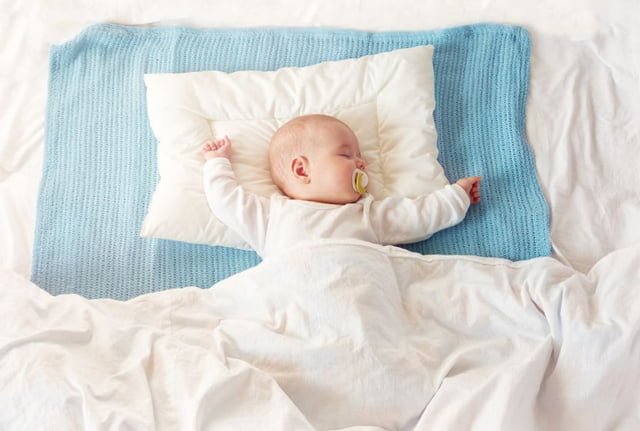 Trẻ sơ sinh có thể nằm gối khi bị trào ngược dạ dày nhưng phải tuân theo hướng dẫn của bác sĩ