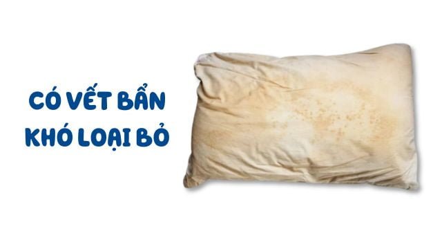 Gối có nhiều vết bẩn khó giặt sạch và có mùi khó chịu
