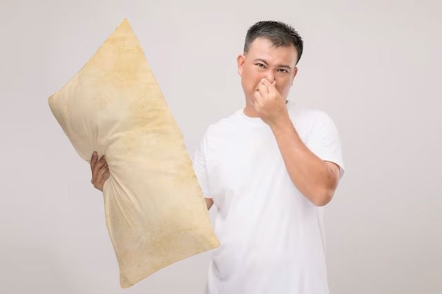 Gối nằm có mùi khó chịu