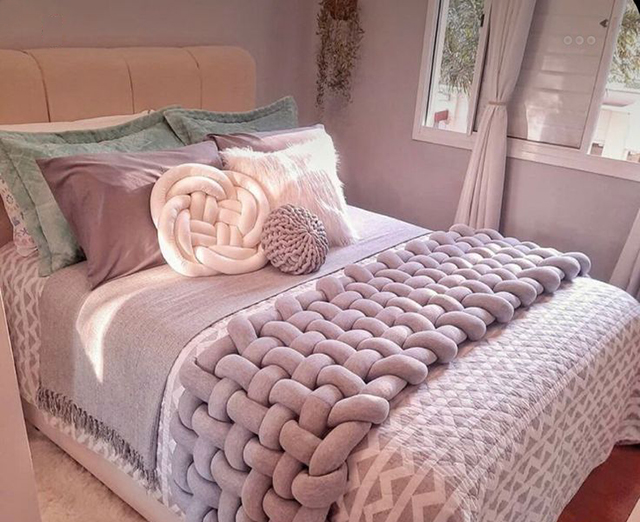 Phối hợp màu sắc và họa tiết của vỏ gối với các phụ kiện khác