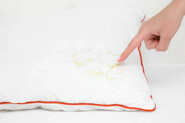 cách giặt vỏ gối bị ố vàng